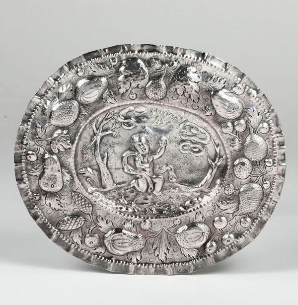 Piattino in metallo argentato e sbalzato, sul bordo motivi vegetali ed al centro raffigurazione sacra, Nord Italia XVIII secolo