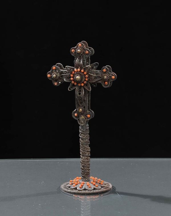 Croce in filigrana dÕargento e sfere di corallo, Italia XVIII secolo