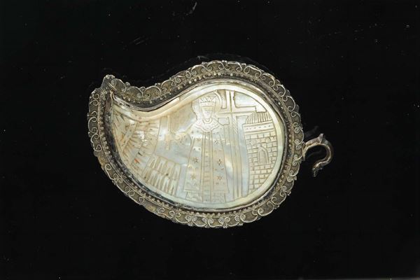 Fermatura di piviale a forma di goccia in argento sbalzato e filigrana, Terra Santa XVIII secolo
