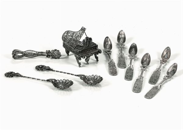 Lotto in filigrana d’argento comprendente modellino di pianoforte, due cucchiaini con manico a torçhon, sei cucchiaini in argento e filigrana e piccola pinzetta, XIX-XX secolo