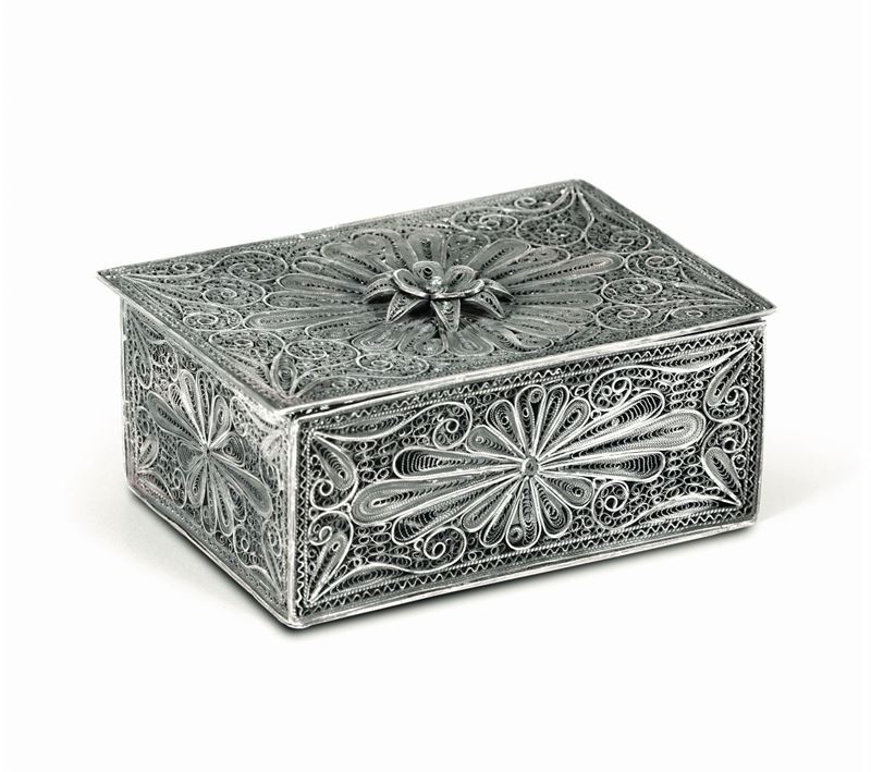 Piccola scatola con fiore sul coperchio arte ebraica del XIX secolo  - Asta Argenti da Collezione - II - Cambi Casa d'Aste