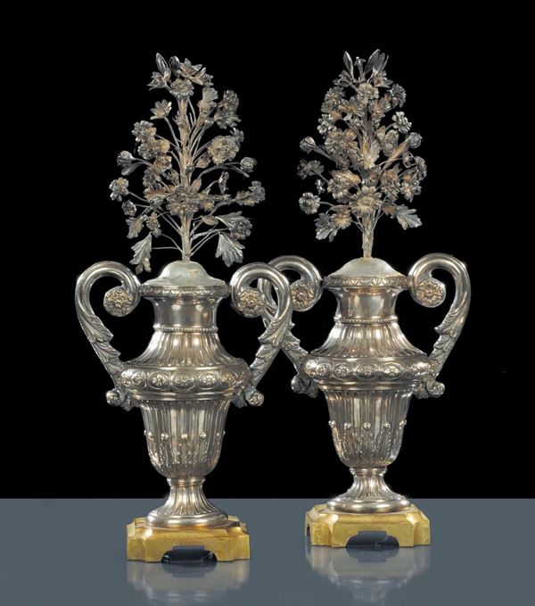 Coppia di grandi porta palme a forma di vaso con struttura in legno tornito rivestito in lamina dÕargento sbalzato e cesellato, Italia inizio XIX secolo