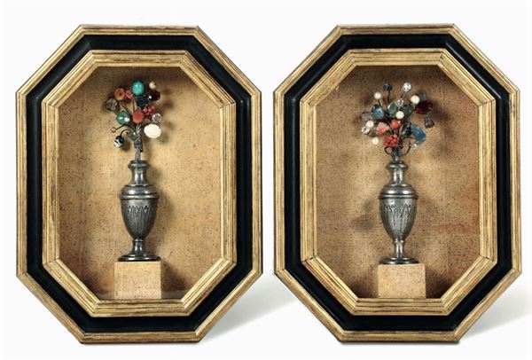 Coppia di vasetti in argento sbalzato contenenti composizione floreale composta da corallo, madreperla, vetri colorati, pietre dure ed altri materiali, Italia meridionale XIX secolo