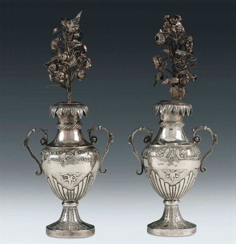 A pair of embossed, molten and chiselled silver palm case, Naples19th century  - Auction Silver an a Filigrana Collection - II - Cambi Casa d'Aste