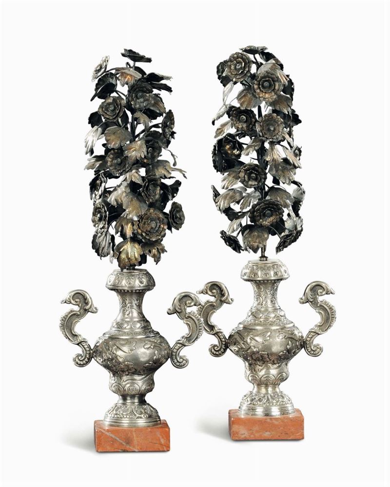 Coppia di portapalme in argento sbalzato e cesellato, Italia meridionale XIX secolo,  - Asta Argenti da Collezione - Cambi Casa d'Aste