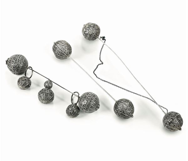 Lotto composto da tre fermagli per capelli in filigrana con finali sferici variamente lavorati con motivi a foglia e geometrici Italia XVIII-XIX secolo