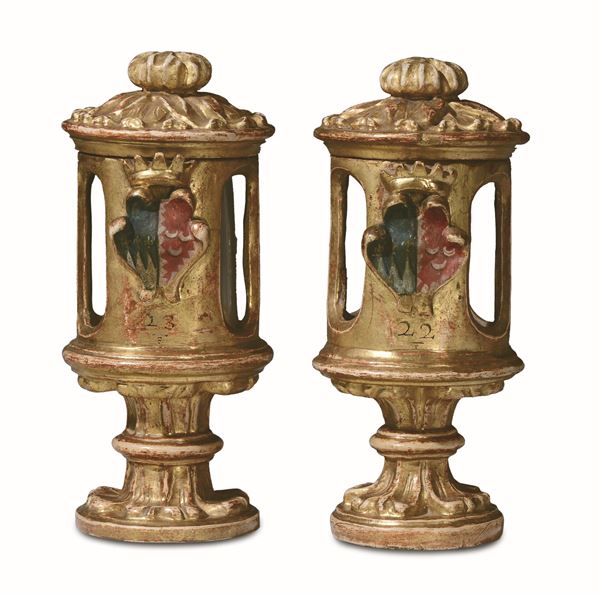 Coppia di contenitori in legno intagliato, dorato e dipinto, Italia centrale XVIII secolo