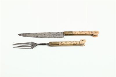 Forchetta e Coltello con Manico Sagomato in Avorio e Bronzo, Francia o Germania XVII Secolo