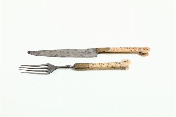Forchetta e coltello con manico sagomato in avorio e bronzo, Francia o Germania XVII secolo