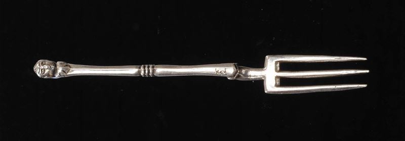 Forchetta in argento fuso e cesellato, Italia? XVII secolo  - Auction Antiques and Old Masters - Cambi Casa d'Aste