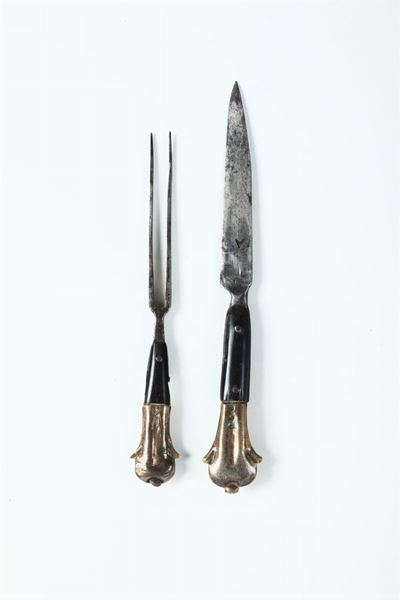 Coltello e Forchetta a Due Rebbi Aventi Manico in Corno e Ottone Sagomato, Europa XVII Secolo