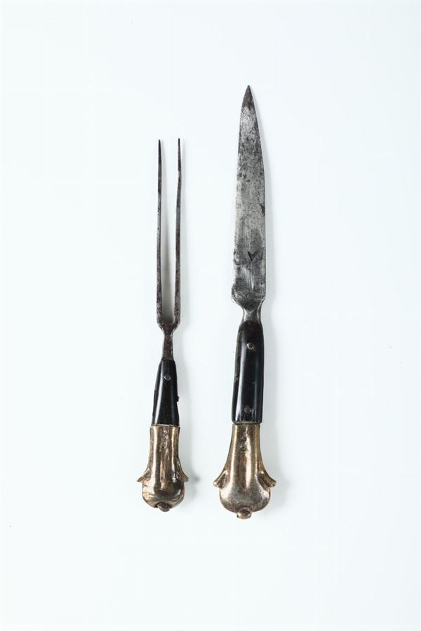 Coltello e forchetta a due rebbi aventi manico in corno e ottone sagomato, Europa XVII secolo
