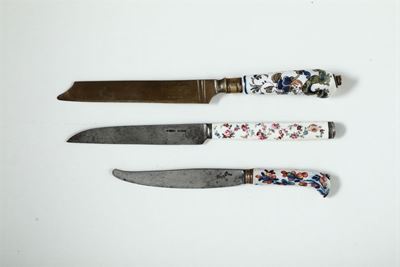 Lotto Composto da Coppia di Coltelli con Manico in Maiolica Decorata e Argento, un Coltello con M...