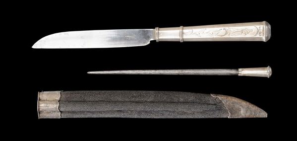 Set di coltello e affilatore con manico in argento cesellato, Europa centrale XVIII secolo