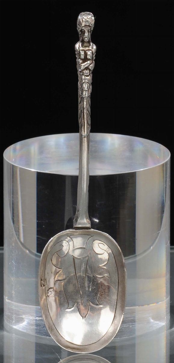 Piccolo cucchiaio in argento fuso, sbalzato e cesellato, Venezia inizi XVIII secolo