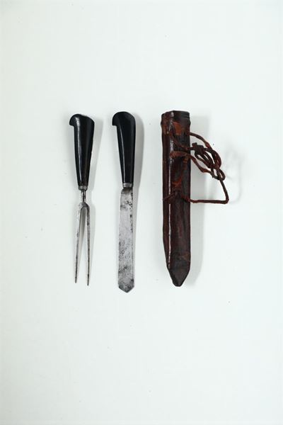 Set Coltello e Forchetta con Manico in Corno Sagomato e Custodia in Cuoio Impresso, Europa (franc...