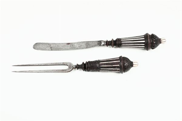 Coltello e forchettone con manico in legno intagliato ed avorio, Francia? XVII secolo