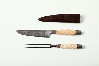 Custodia in Cuoio Contenente Coltello e Forchetta con Manico in Avorio Lavorato a Torchon e Argen...