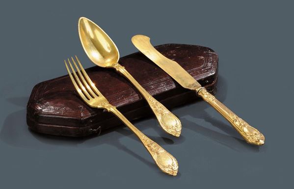 Set di tre posate in metallo dorato e cesellato, Europa XVIII secolo