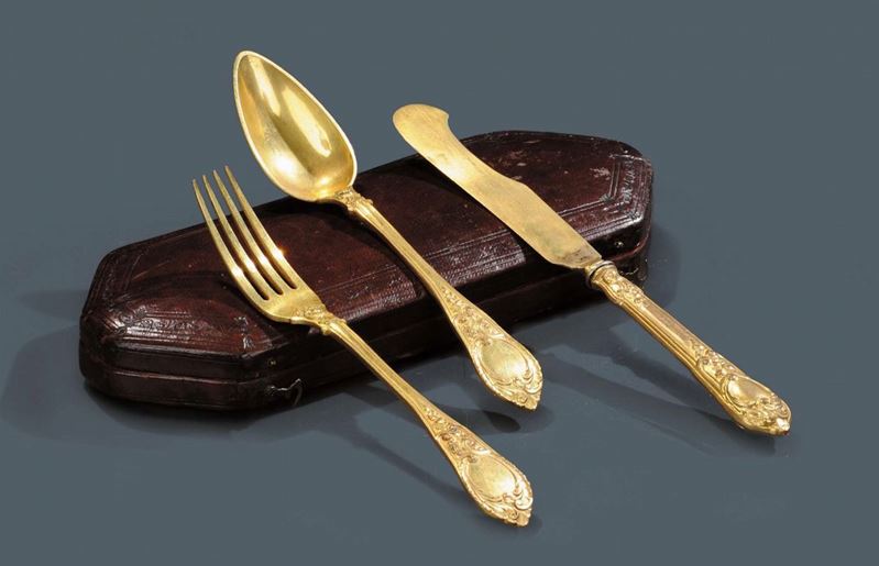 Set di tre posate in metallo dorato e cesellato, Europa XVIII secolo  - Asta Antiquariato, Argenti e Dipinti Antichi - Cambi Casa d'Aste