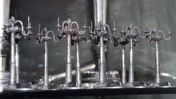 Dodici segnaposto in argento a foggia di candelieri, XX secolo