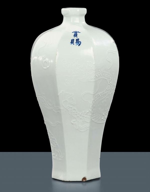 Vaso in porcellana bianca, Cina XVIII secolo