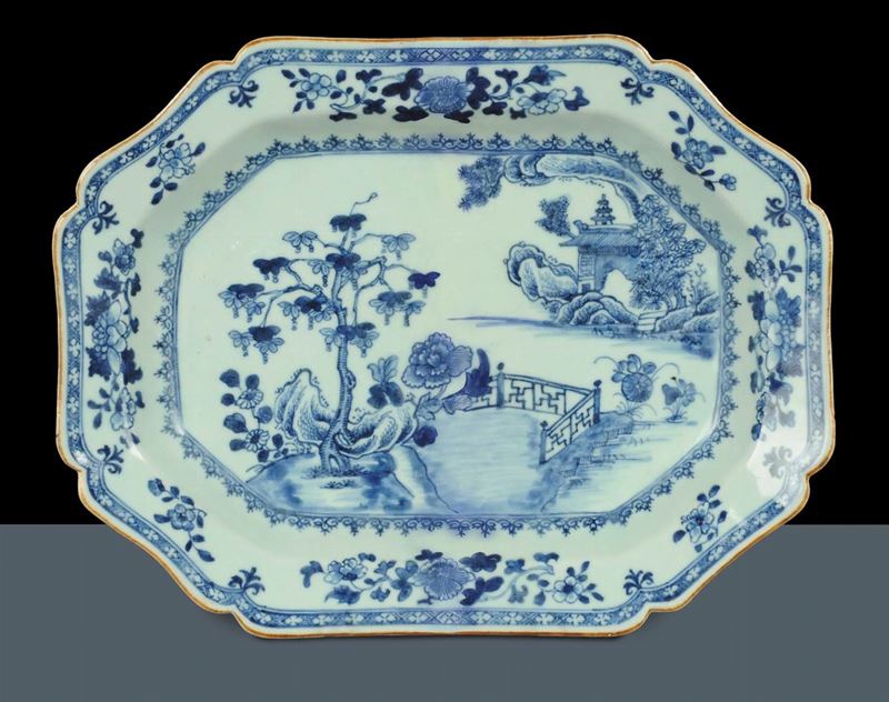 Piatto ottagonale in porcellana, Cina XVIII secolo  - Auction Oriental Art - Cambi Casa d'Aste