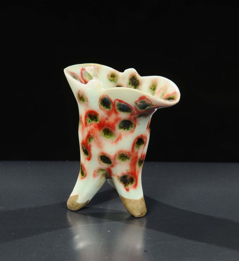Piccolo porta unguento tripode in porcellana, Cina XVIII secolo  - Auction Oriental Art - Cambi Casa d'Aste