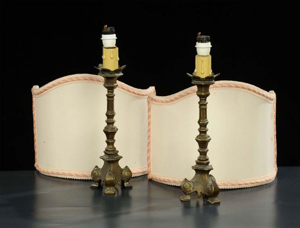 Coppia di candelieri in metallo ad una luce trasformati un lampada, fine XVIII secolo