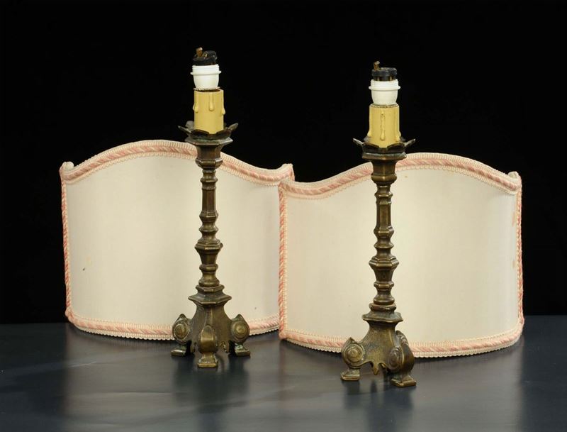 Coppia di candelieri in metallo ad una luce trasformati un lampada  - Auction OnLine Auction 05-2012 - Cambi Casa d'Aste