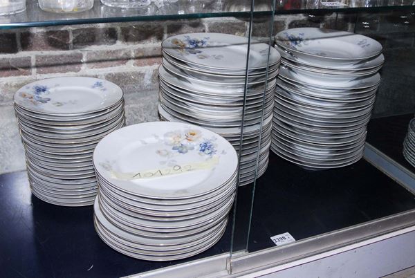 Servizio di piatti in porcellana bianca