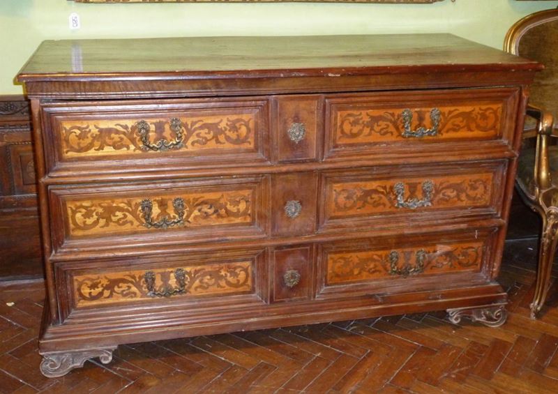 Comò in noce a tre cassetti con intarsi in legno dolce, XIX secolo  - Asta Antiquariato e Dipinti Antichi - I - Cambi Casa d'Aste
