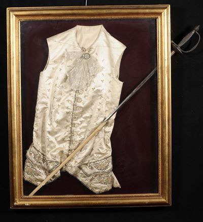 Giubbino Ricamato con Spada Entro Cornice