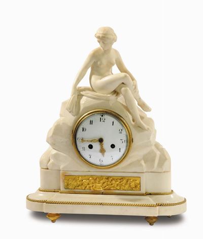 Pendola da Alcova in Marmo Bianco Statuario con Figura Femminile Discinta Assisa su di una Roccia...