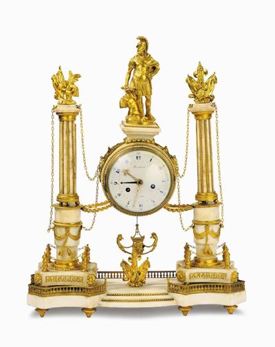 Importante Orologio a Portico Trofeo D'armi in Marmo Bianco Imperiale con Fregi in Bronzo Dorato,...