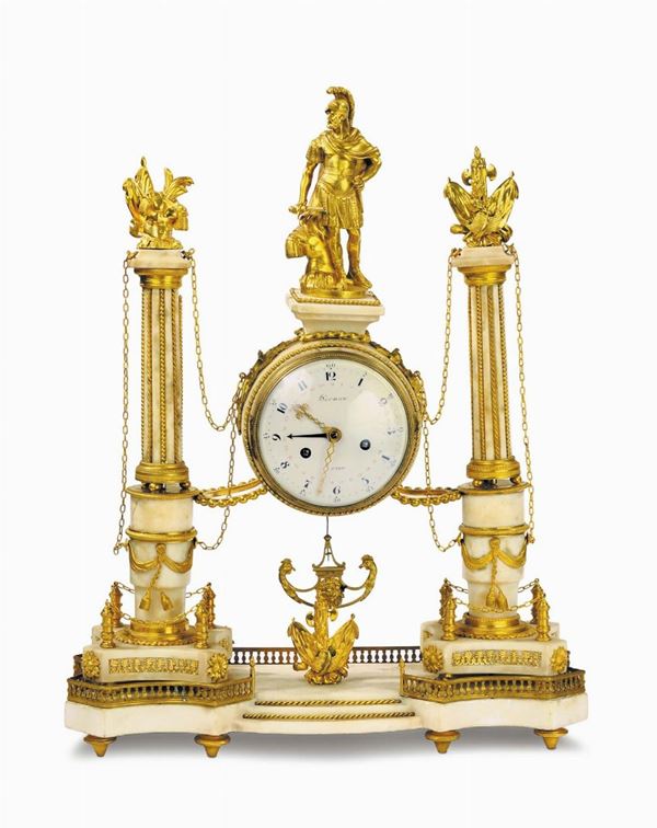 Importante orologio a portico Trofeo d'armi in marmo bianco imperiale con fregi in bronzo dorato, Francia  [..]