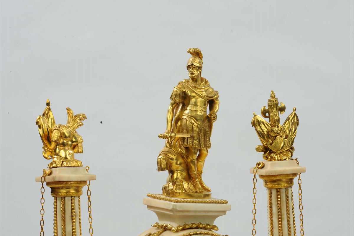 Importante Orologio a Portico Trofeo D'armi in Marmo Bianco Imperiale con Fregi in Bronzo Dorato,...