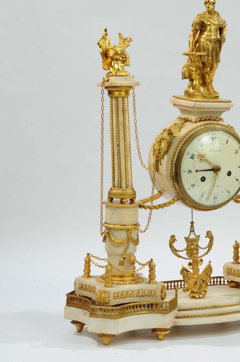 Importante Orologio a Portico Trofeo D'armi in Marmo Bianco Imperiale con Fregi in Bronzo Dorato,...
