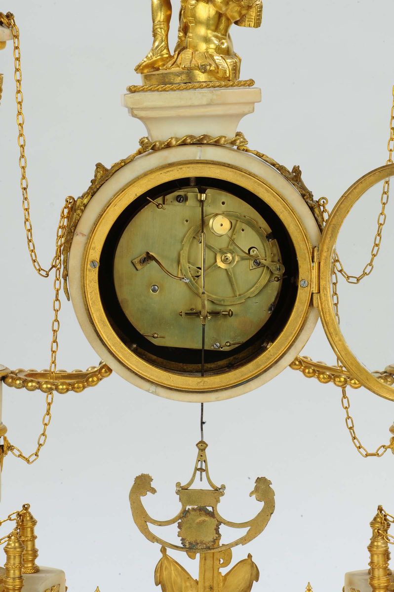 Importante Orologio a Portico Trofeo D'armi in Marmo Bianco Imperiale con Fregi in Bronzo Dorato,...
