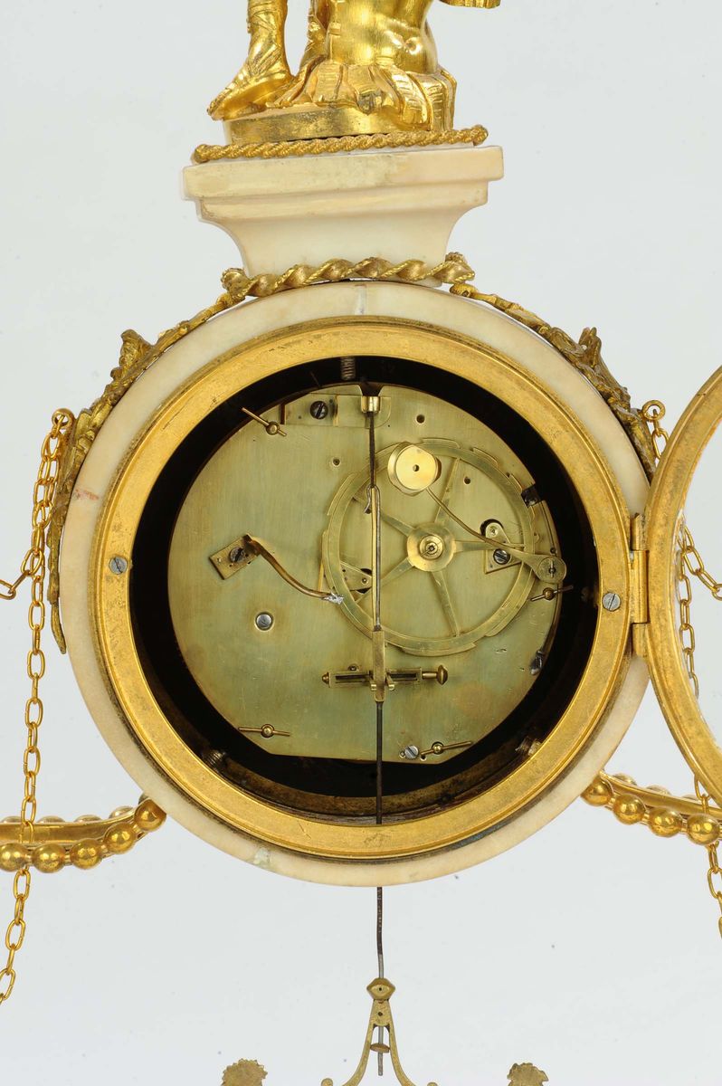 Importante Orologio a Portico Trofeo D'armi in Marmo Bianco Imperiale con Fregi in Bronzo Dorato,...