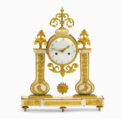 Pendola a Portico Luigi XVI in Marmo Bianco, Francia 1790 Circa