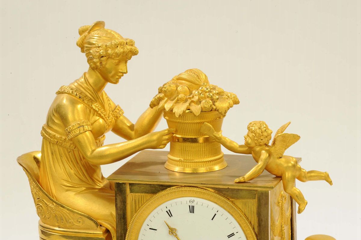 Pendola da Camino in Bronzo Dorato Raffigurante il Giardino Dell’amore, Francia Inizi XIX Secolo