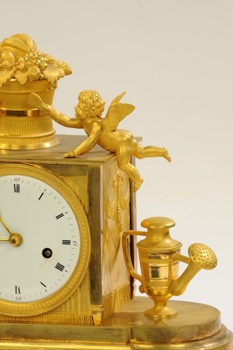 Pendola da Camino in Bronzo Dorato Raffigurante il Giardino Dell’amore, Francia Inizi XIX Secolo