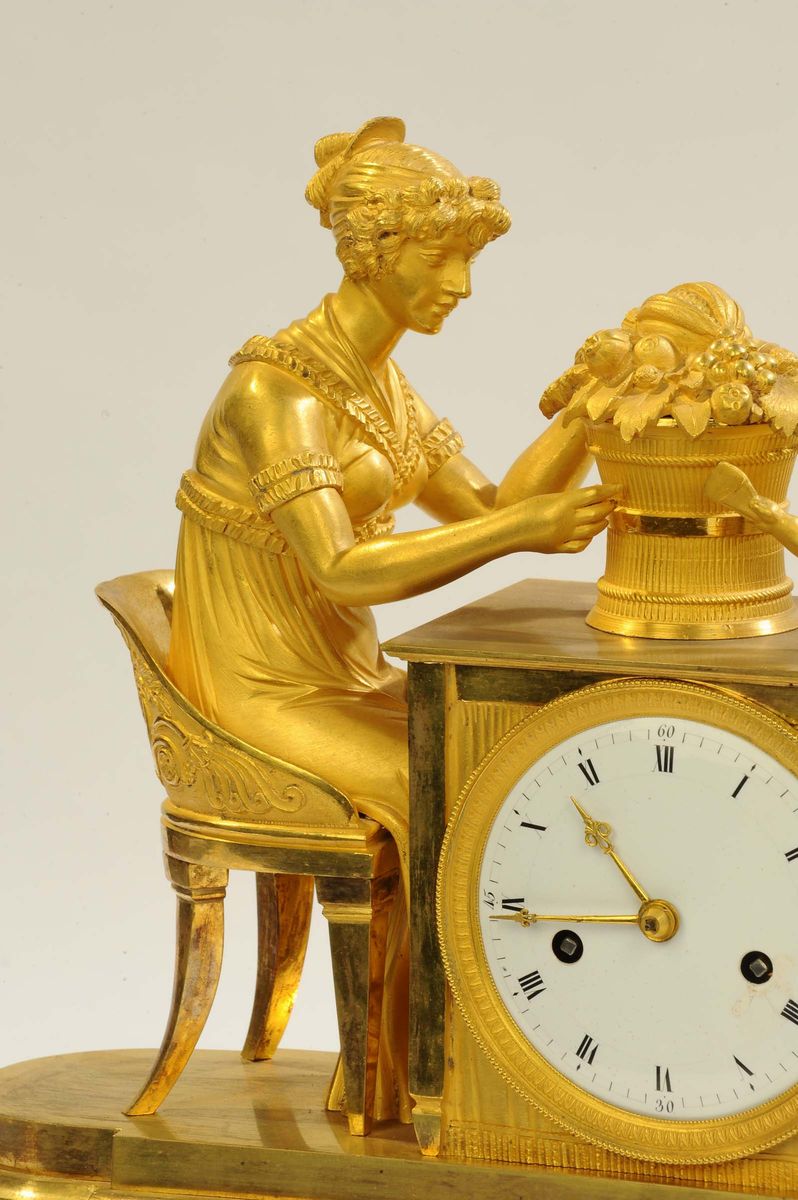 Pendola da Camino in Bronzo Dorato Raffigurante il Giardino Dell’amore, Francia Inizi XIX Secolo