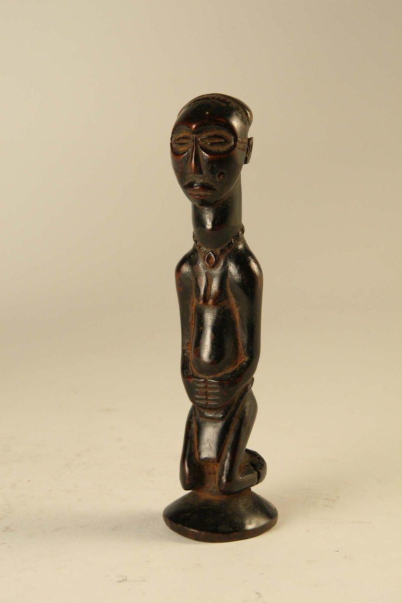 Figura femminile inginocchiata, Chokwe (Angola)  - Asta Arte Africana - Cambi Casa d'Aste
