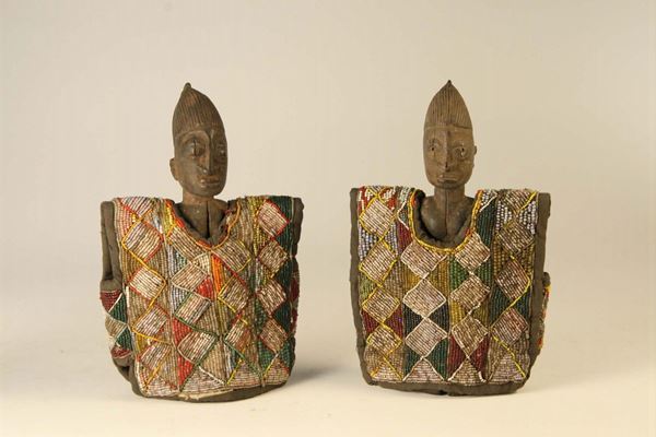 Coppia di gemelli ibeji con vesti di perline, Yoruba (Nigeria)