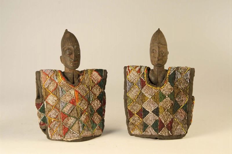 Coppia di gemelli ibeji con vesti di perline, Yoruba (Nigeria)  - Asta Arte Africana - Cambi Casa d'Aste