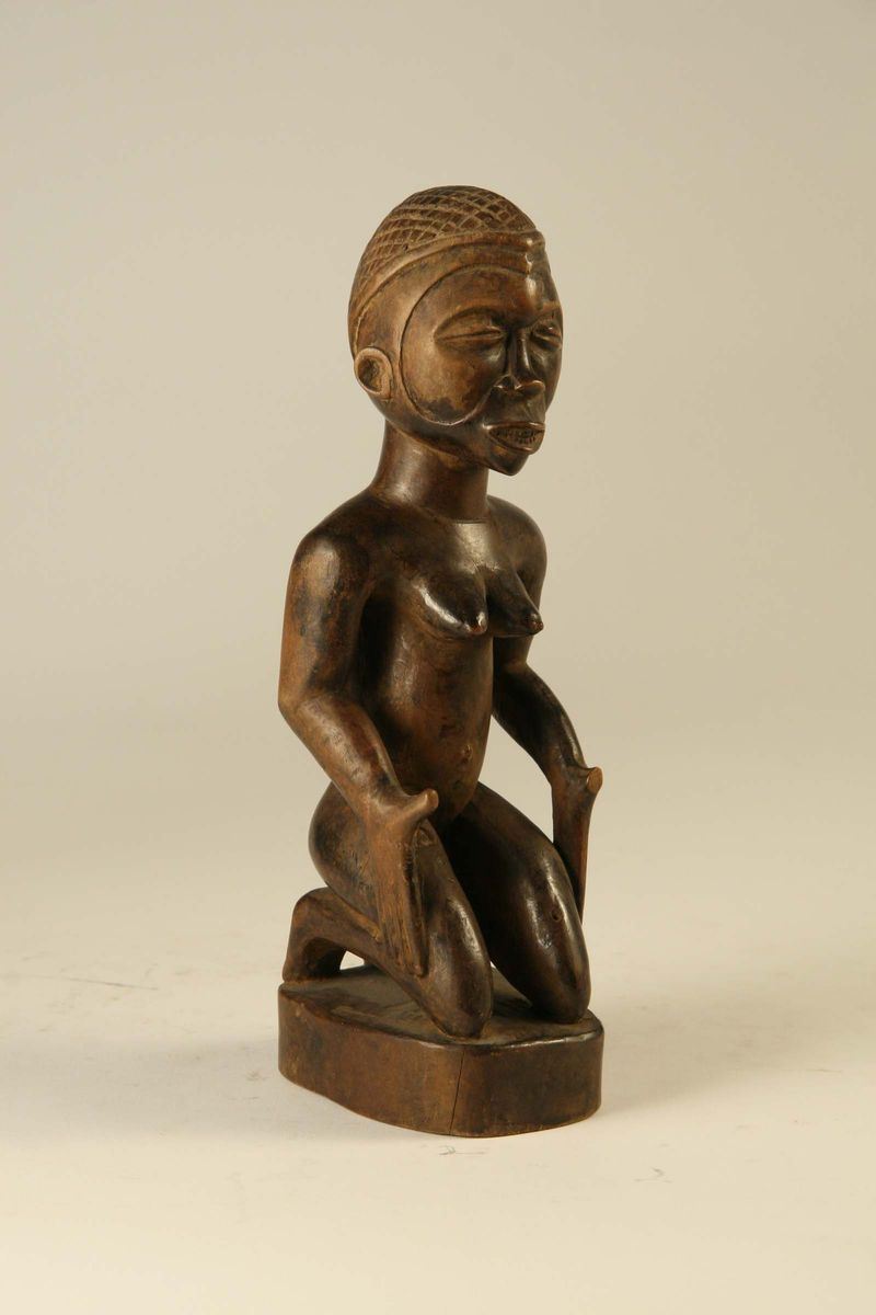 Figura femminile inginocchiata, Yaka (Repubblica Democratica del Congo)  - Asta Arte Africana - Cambi Casa d'Aste