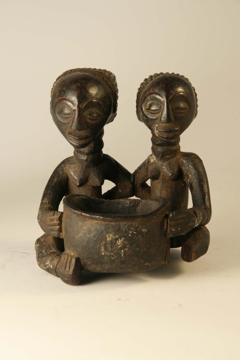 Coppia di figure femminili con coppa, Luba (Repubblica Democratica del Congo)  - Auction African Art - Cambi Casa d'Aste