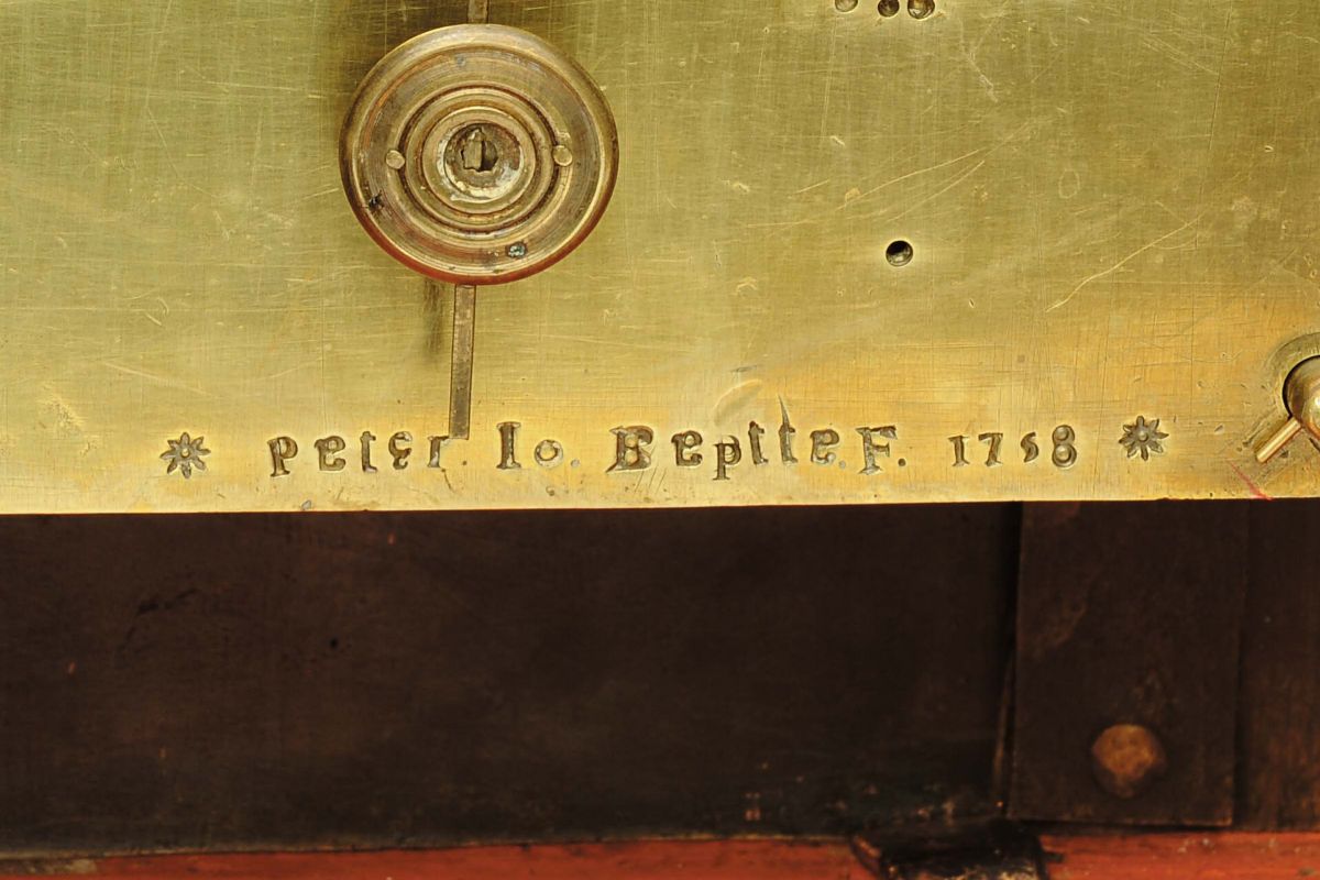 Importante Orologio Romano Entro Grande e Sontuosa Struttura Architettonica Barocca in Legno Eban...